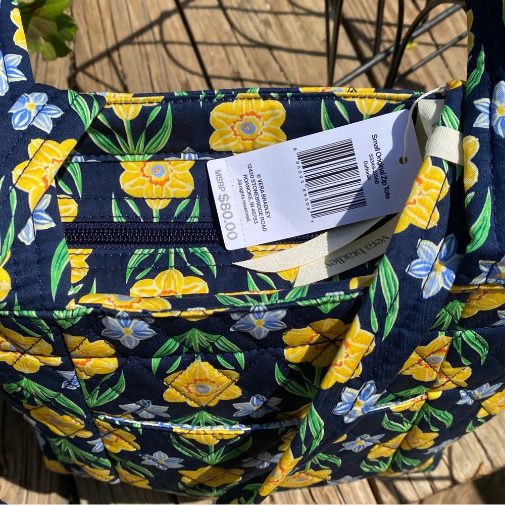 NWT VERA BRADLEY Sm. Original Zip Tote Inside/outside zip pockets. Zip closure - Picture 5 of 8